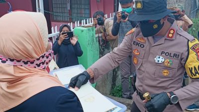 KAPOLRES Sumedang AKBP Eko (kanan) memberikan bantuan kepada korban longsor di Desa Cilembu, Kecamatan Pamulihan, Rabu.