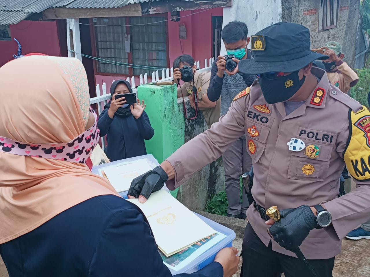 KAPOLRES Sumedang AKBP Eko (kanan) memberikan bantuan kepada korban longsor di Desa Cilembu, Kecamatan Pamulihan, Rabu.