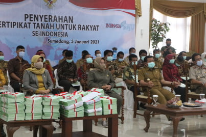 WAKIL Ketua DPRD Sumedang Titus Diah bersama unsur Forkopimda Sumedang hadiri Penyerahan Sertifikat PTSL, di Gedung Negara Sumedang, Selasa.