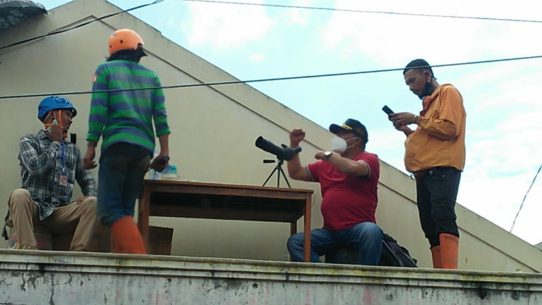 KETUA DPRD Sumedang Irwansyah Putra mengamati retakan tanah di lokasi Longsor Cimanggung, Selasa.