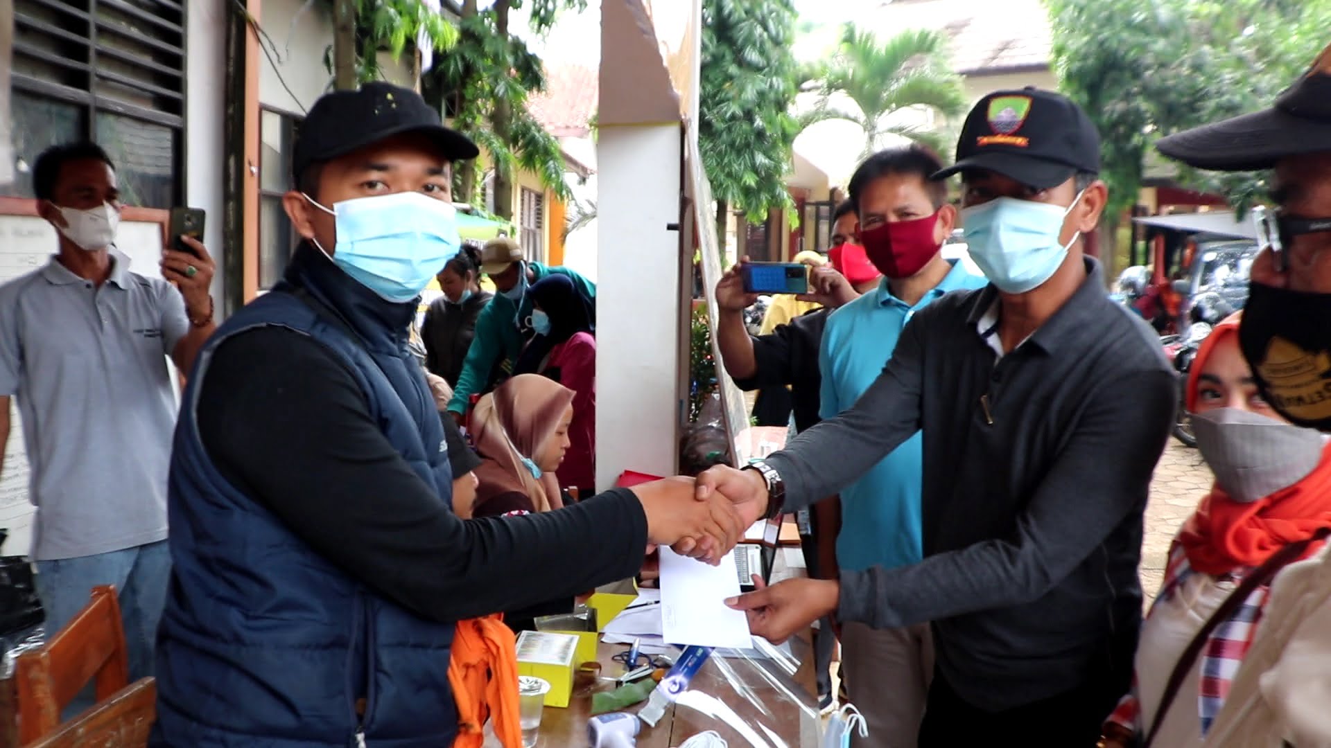SEKWAN Sonson (kanan) menyerahkan donasi untuk korban bencana Longsor Cimanggung, Jumat.