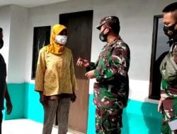 Danramil Rancakalong Serahkan Kunci Rumah Pada Penerima Bantuan Rutilahu
