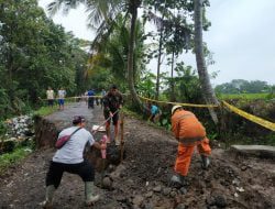 Jalan Ambles di Sumedang, Akses Penghubung Dua Kecamatan Nyaris Putus