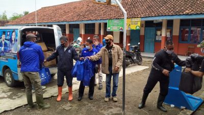Neng Farah dan DPD PAN Sumedang Bantu Korban Banjir di Ujungjaya