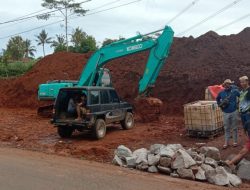 Dinilai Berbahaya, Pengendara Keluhkan Proyek Penataan Lahan di Jalan Raya Simpang-Parakanmuncang