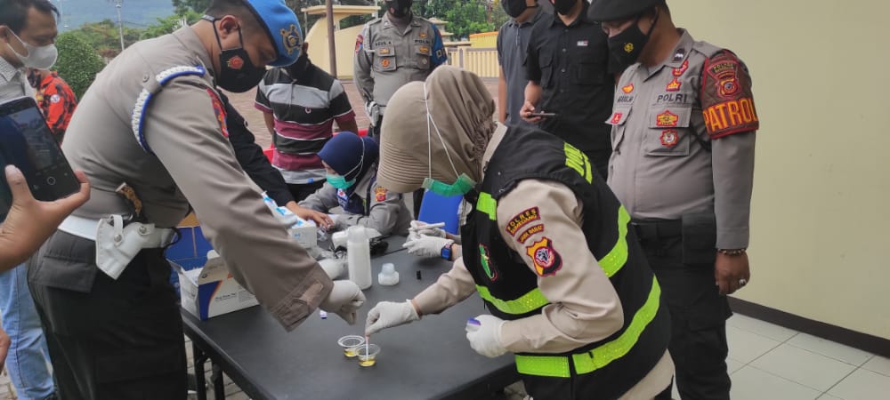 SEJUMLAH Anggota Polres Sumedang menjalani tes urine, di Mapolres Sumedang, Kamis.