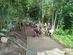 Pra TMMD ke-110, Kodim 0610 Sumedang Bersama Warga Cor Jalan Cilutung Kertamukti