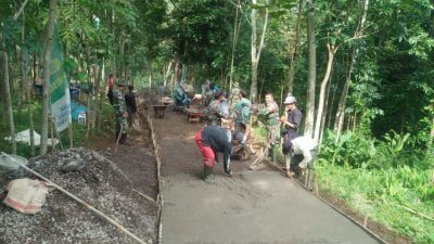 Pra TMMD ke-110, Kodim 0610 Sumedang Bersama Warga Cor Jalan Cilutung Kertamukti