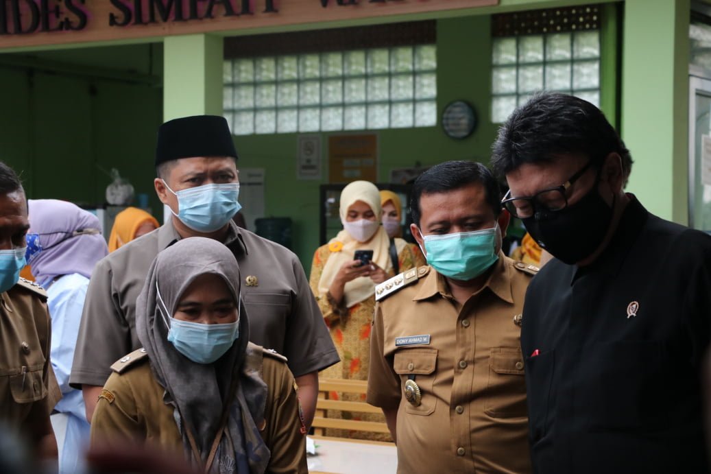 WAKIL Ketua DPRD Ilmawan (peci hitam) bersama MenPANRB, Bupati Sumedang dan Kades Sukajaya, saat meninjau e-SAKIP Desa, Selasa.