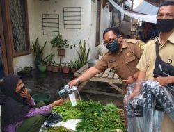 UPTD Pasar Conggeang Blusukan Sosialisasikan Prokes dan Bagikan Masker