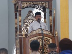 Bupati Menjadi Iman dan Khatib Pertama di Mesjid Al-Kamil