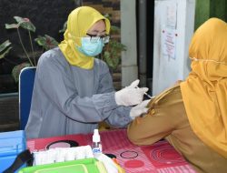 Sejumlah Tenaga Kesehatan Lakukan Vaksin Covid-19 Kedua