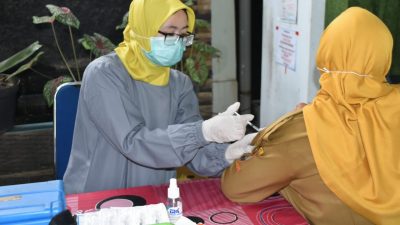 Sejumlah Tenaga Kesehatan Lakukan Vaksin Covid-19 Kedua
