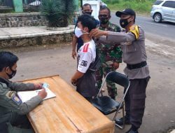 Polsek Ganeas Bagikan Masker Ke Pengguna Jalan