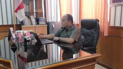 KETUA DPRD Sumedang Irwansyah Putra mempraktekkan layanan e-Filling, di Ruang Kerjanya, Kamis.