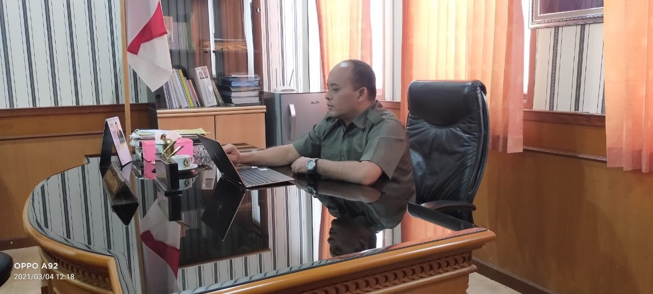 KETUA DPRD Sumedang Irwansyah Putra mempraktekkan layanan e-Filling, di Ruang Kerjanya, Kamis.