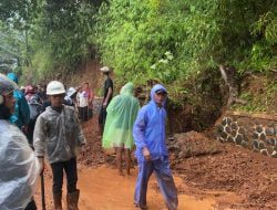 Hujan Deras, Sejumlah Wilayah di Sumedang Banjir dan Longsor, Satu Masjid Dikabarkan Rusak Tersambar Petir