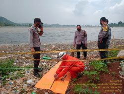 Sesosok Mayat Bayi Laki-laki Ditemukan Mengapung di Pesisir Sungai Cimanuk