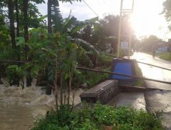 Tergerus Arus Sungai, Jembatan Penghubung 3 Desa di Ujungjaya Nyaris Putus