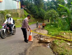 Polsek Jatinunggal Police Line Bahu jalan Yang Retak Akibat Curah Hujan Tinggi