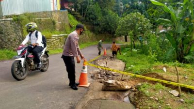 Polsek Jatinunggal Police Line Bahu jalan Yang Retak Akibat Curah Hujan Tinggi