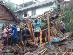 Dua Rumah Rusak Berat Akibat Longsor di Sumedang