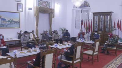 RAPAT Evaluasi PPKM, di Gedung Negara Sumedang, Selasa Malam.
