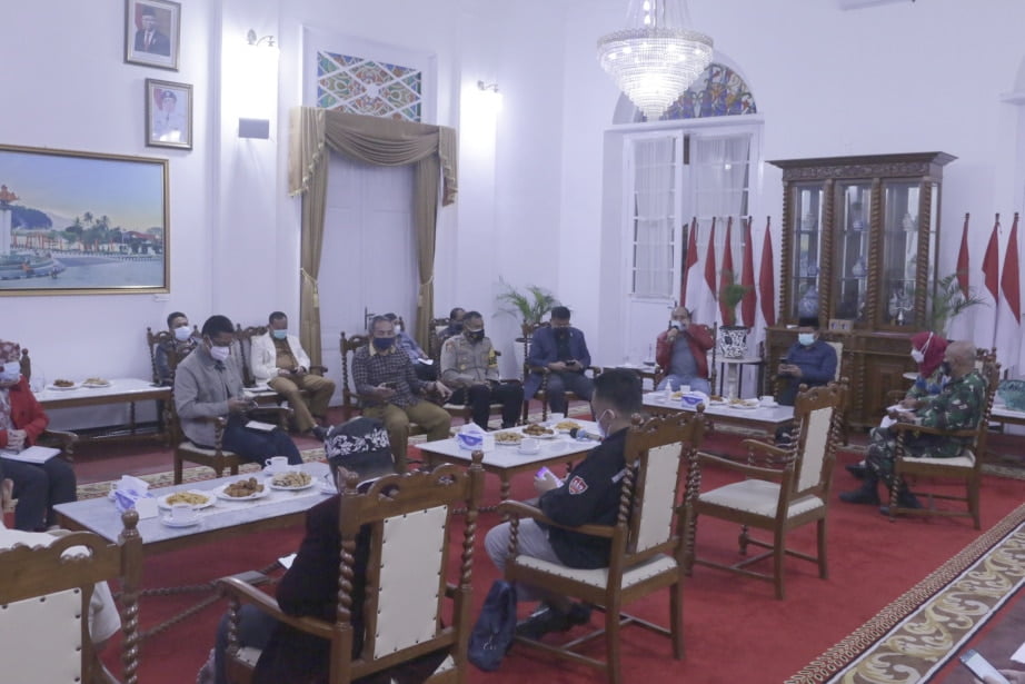 RAPAT Evaluasi PPKM, di Gedung Negara Sumedang, Selasa Malam.