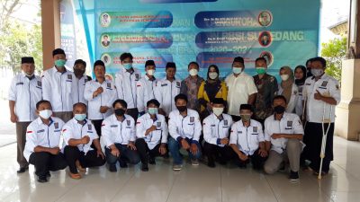 JAJARAN Pengurus ICMI Muda Sumedang foto bersama setelah dilantik, Sabtu.