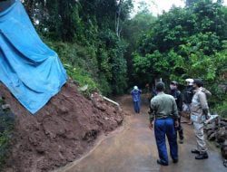Polsek Ganeas Bersama Warga Bersihkan Material Yang Menutupi Badan jalan Akibat Pergeseran Tanah