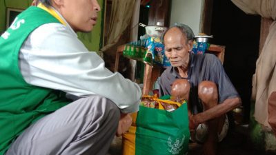 BAZNAS Sumedang Beri Bantuan Kakek Lumpuh Layu