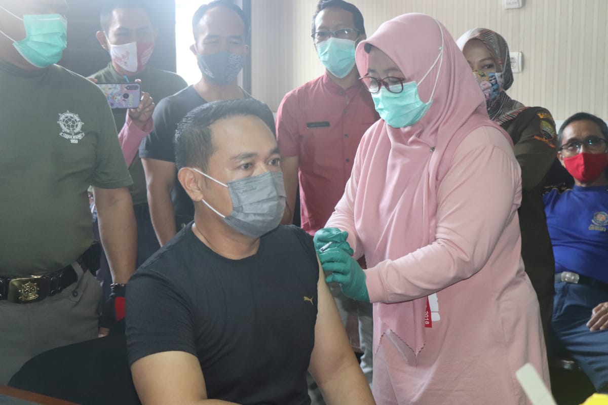 Anggota Satpol PP Laksanakan Vaksinasi Covid-19 Tahap 2