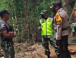 Sinergitas TNI- POLRI Bangun Jembatan Gantung di Sungai Cipeles