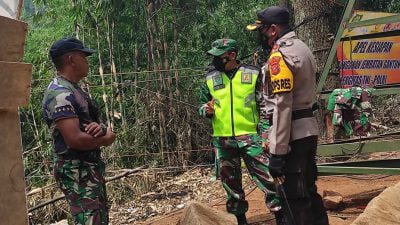 Sinergitas TNI- POLRI Bangun Jembatan Gantung di Sungai Cipeles