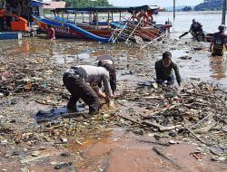 Bersihkan Tumpukan Sampah di Bendungan Jatigede