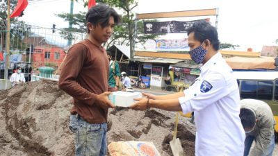 Jumat Berbagi, Anggota DPRD Berbagi Rezeki Kepada Masyarakat