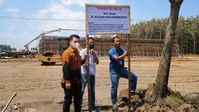 Geram Lahannya Diserobot, Ahli Waris Pasang Plang di Proyek Tol Cisumdawu