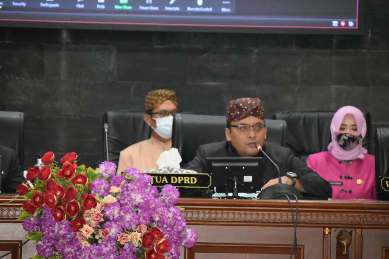 KETUA DPRD Irwansyah Putra saat memimpin Sidang Paripurna Peringatan HJS ke 443, Kamis.