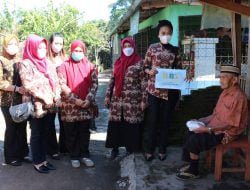 Tebar Kebaikan, IKIAD bersama DWP Setwan Sumedang Bagikan Paket Berbuka Puasa dan Sembako
