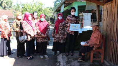 Tebar Kebaikan, IKIAD bersama DWP Setwan Sumedang Bagikan Paket Berbuka Puasa dan Sembako