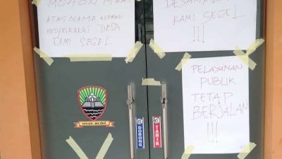 Duh! Warga Segel Kantor Desa Nyalindung