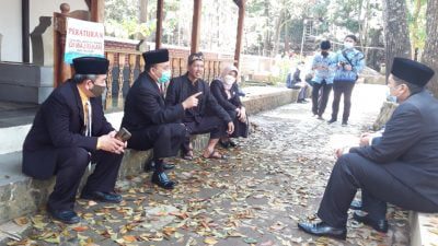 KETUA DPRD Sumedang, Irwansyah Putra (dua kiri) berdialog bersama Kuncen Makam Pasarean Gede, Senin.