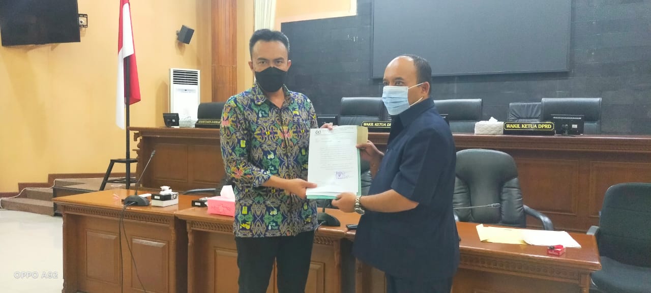 KETUA DPRD Irwansyah (kanan) menyampaikan surat permohonan audiensi ke KemenPUPR terkait permalahan warga terdampak pembangunan Tol Cisumdawu, Rabu.