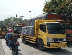 Meski Sudah Dilarang, Truk Angkut Barang di Sumedang Masih Beroperasi