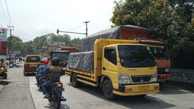 Meski Sudah Dilarang, Truk Angkut Barang di Sumedang Masih Beroperasi