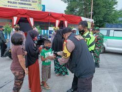 Jumat Berkah, Polres Sumedang Bagikan Nasi Kotak dan Takjil