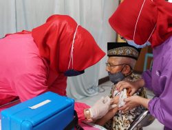 Hari Lanjut Usia Nasional, Puskesmas Kotakaler Lakukan Vaksin Covid-19 Khusus Lansia