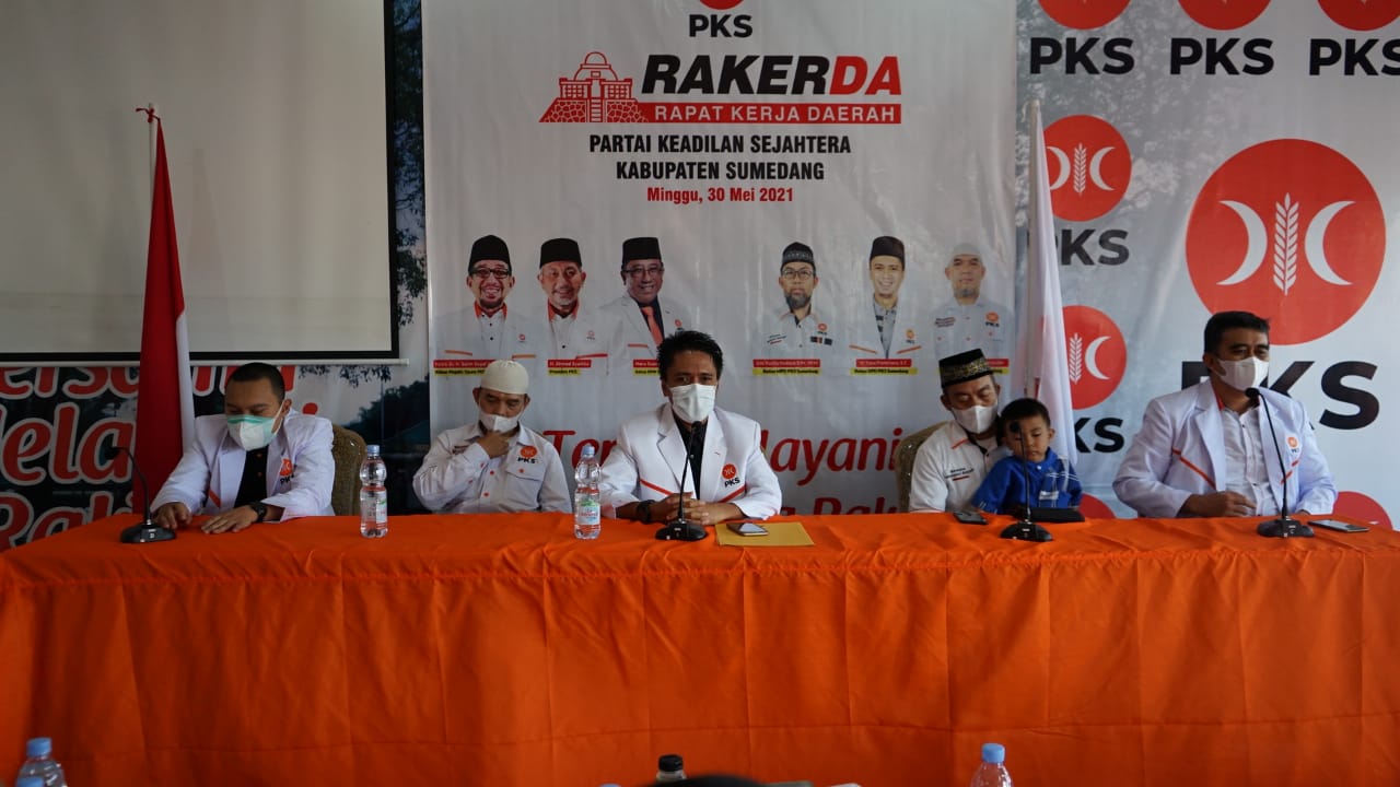 KETUA PKS Sumedang Yana Flandriana (tengah) saat jumpa pers bersama waratawan, Minggu.