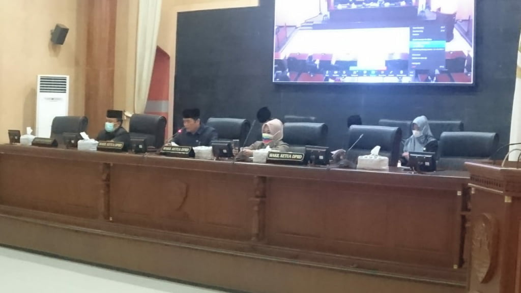 WAKIL Ketua DPRD Sumedsng Ilmawan (tengah) mempimpin rapat paripurna.
