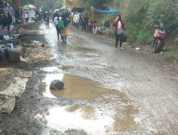 Jalan Rusak, Warga Minta Aktivitas Dihentikan “Kembalikan Jalan Mulus”